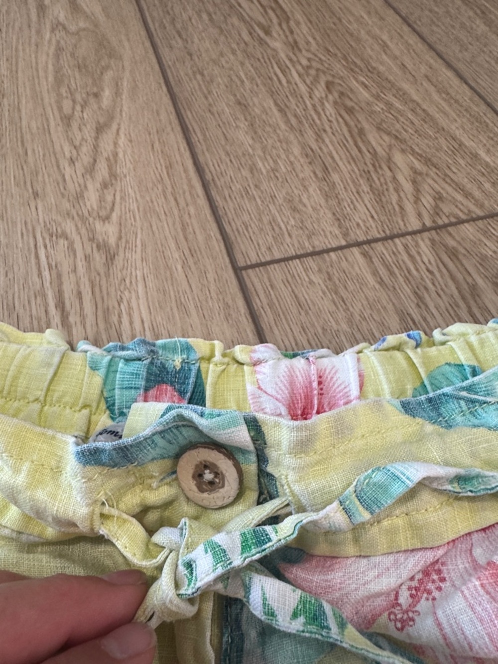 Tommy Bahama Linen Floral Cargo Shorts Sz M Butter Yellow Beachy Resortwear - Picture 4 of 10